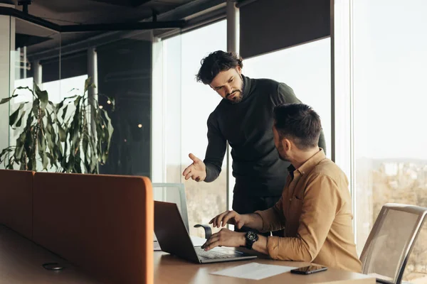 Dwie osoby podające sobie dłonie po udanych negocjacjach