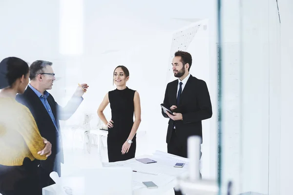 Zespół profesjonalistów dyskutujący nad strategią biznesową w nowoczesnym biurze